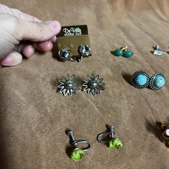 Lot of 14 vintage clip on or screw back earrings. Great condition and designs - Picture 3 of 16